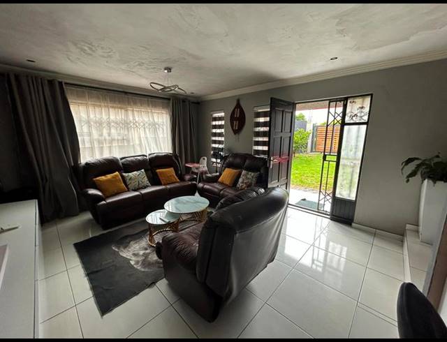 3 BEDROOM HOUSE FOR SALE IN BLUE HILLS